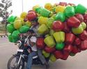Il prend sa mobylette pour un camion