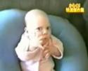 Le bébé qui fait du karaté