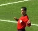 Un arbitre de foot un peu ... gay non?