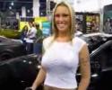 Elle bouge ses seins comme elle veut