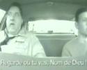 Un moniteur d'auto-école un peu énervé