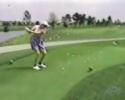 Une dame shoot un oiseau avec sa balle de golf