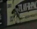 Un joueur de baseball se prend un mur de plein fouet