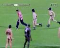 Pub: parodie des streakers, il rentre habillé sur le terrain