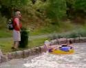 Un faux aveugle pisse sur les visiteurs d'un parc d'attraction.