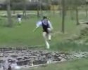 Regis tente un saut par dessus un cours d'eau