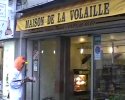 Rémi se rend dans une rôtisserie et témoigne de son estime pour les poulets disparus. 