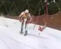 Un skieur se prend un piquet dans les parties...