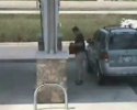 Il oublie de mettre son frein à main à la station essence