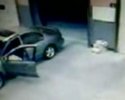 Régis sort sa voiture du garage, mais il a oublié un truc...