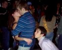 Il boit dans son gobelet, discretos...