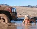 Une blonde en safari avec son 4x4