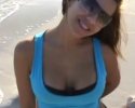 Elle fait bouger ses seins comme elle veut