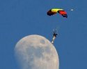 Illusion: atterrissage sur la lune en parachute