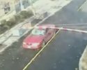 Une voiture tape dans la barrière, blonde au volant?