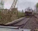 Des gamins construisent une rampe pour faire un looping à un train