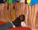 Un gosse regarde sous la jupe des filles