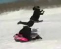 Un présentateur percuté par une luge