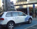 Une voiture de police belge sur une place rÃ©servÃ©e aux handicapÃ©s