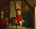 Une fille se cogne la tête sur une barre de strip